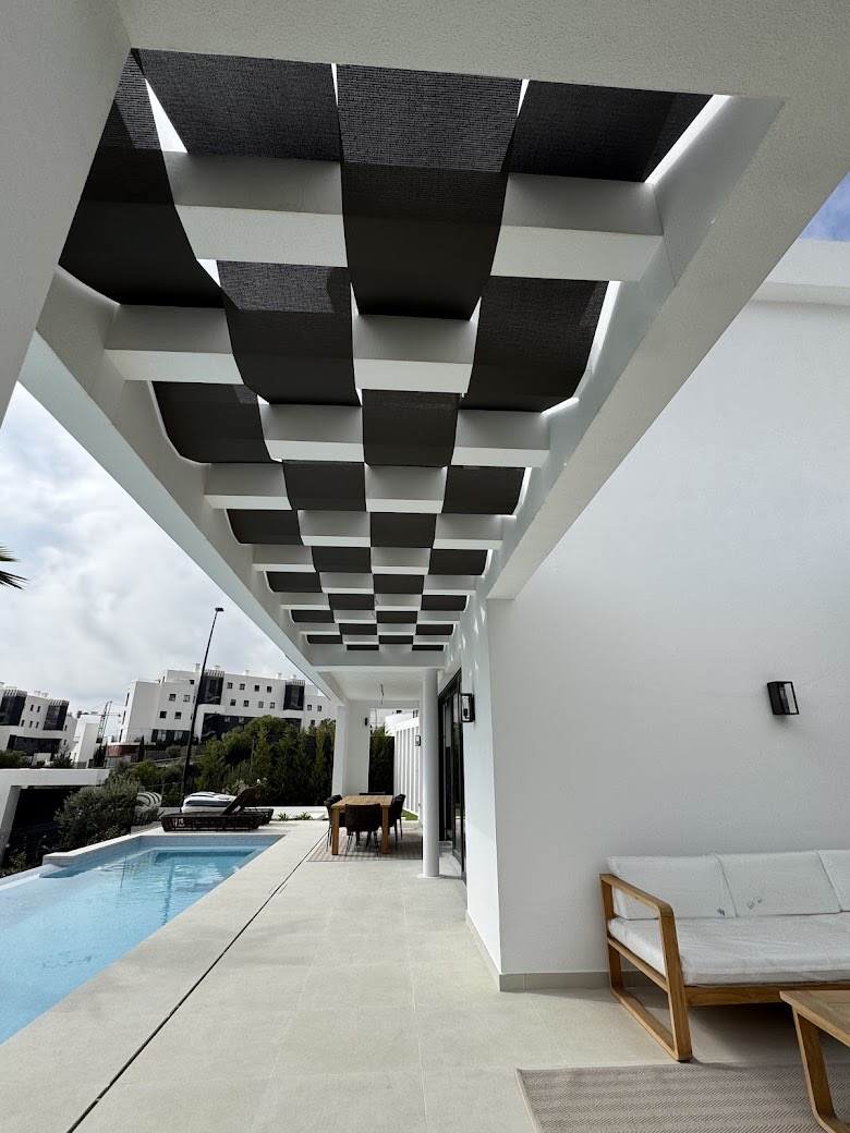 Pérgola modular damero negro sobre terraza con piscina - Servitoldos Daniel