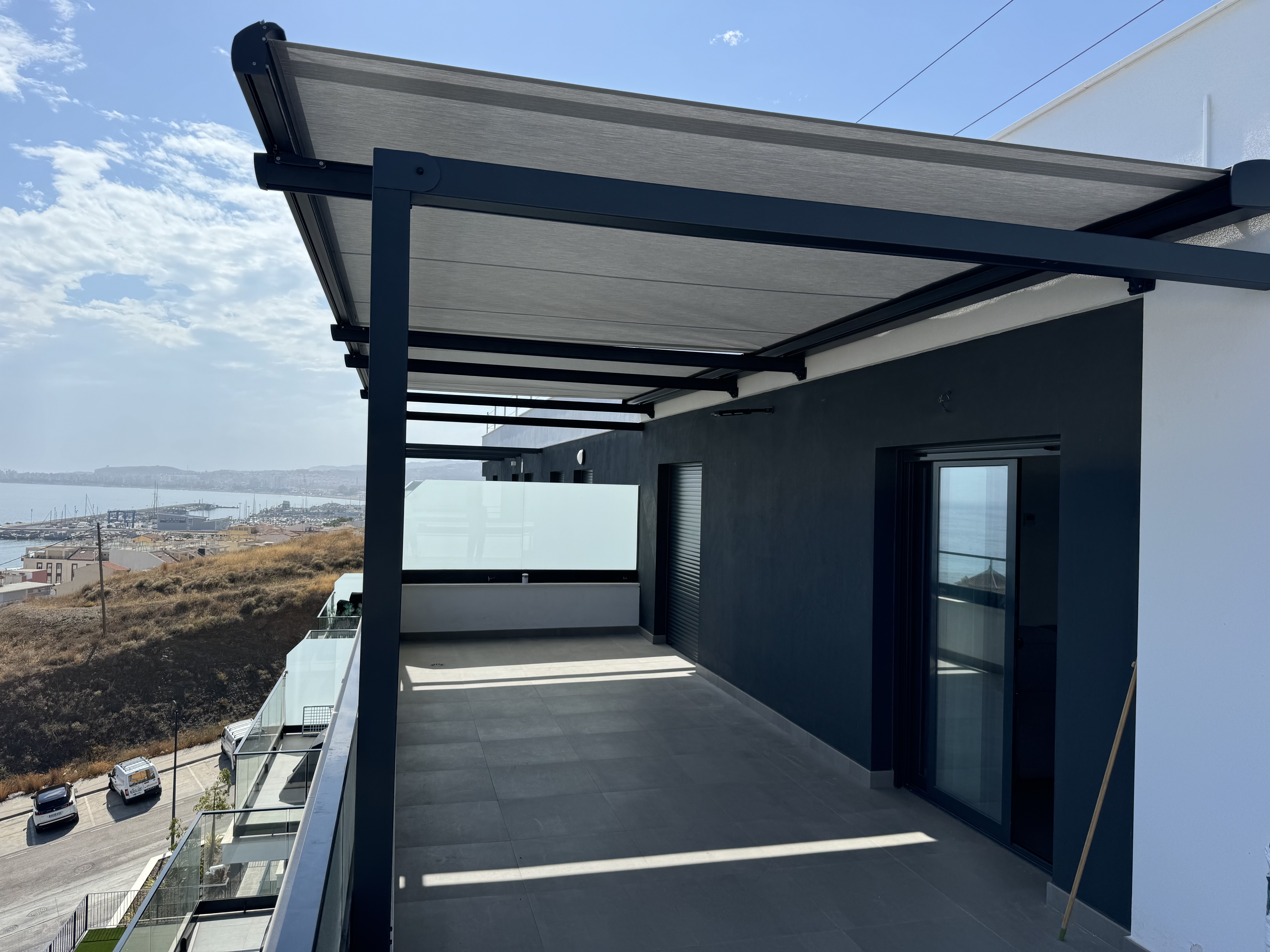 Pérgola bioclimática antracita en azotea con vistas al puerto - Servitoldos Daniel
