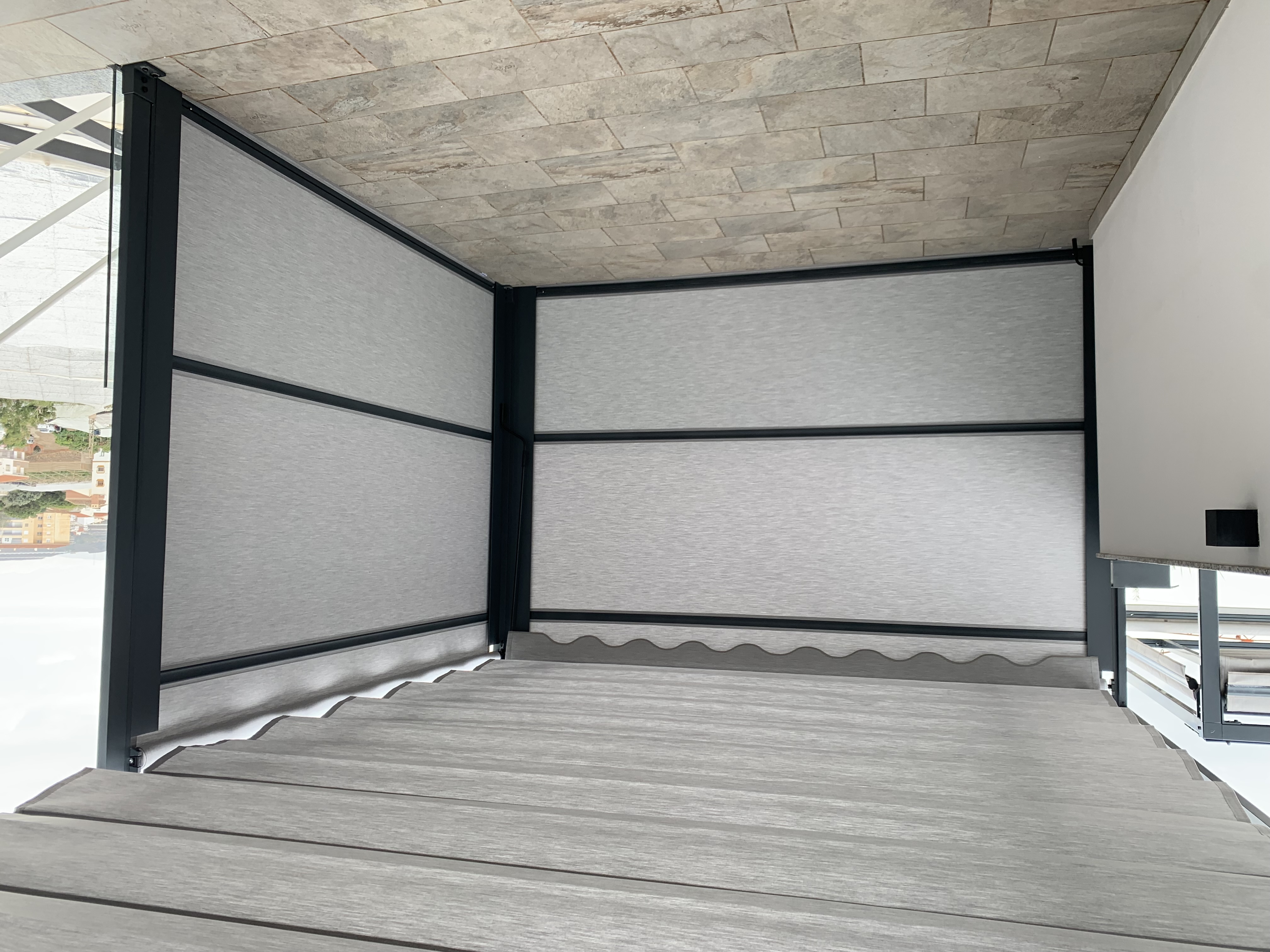 Cortinas laterales técnicas grises en terraza con deck de madera - Servitoldos Daniel